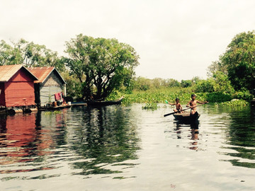 Reisebericht Kambodscha: Kinder in einem Boot auf dem Tonle Sap See