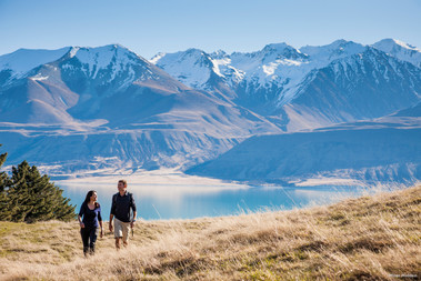 Mount Cook mit zwei Wanderern 