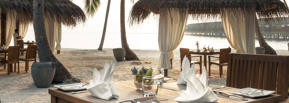 Reethi Faru Beach - Essen am Strand