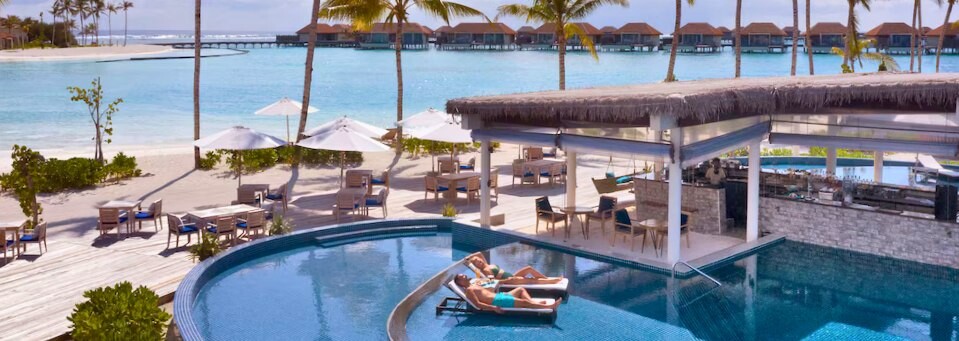 Pool im Radisson Blu Resort Maldives