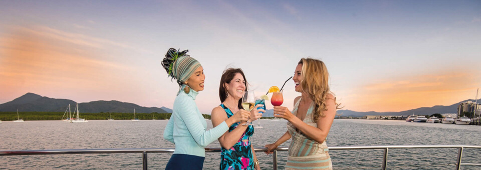 Spirit of Cairns Sunset Dinner Cruise Frauen mit Cocktails