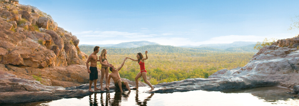 Schwimmen im Wasserloch Kakadu Nationalpark Northern Territory