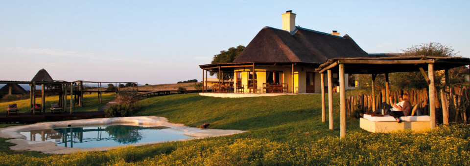 Außenansicht der Hlosi Game Lodge im Amakhala Game Reserve