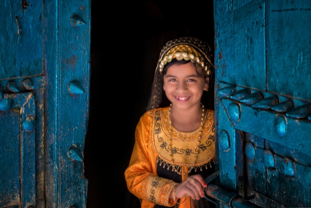 Mädchen in traditioneller Kleidung im Oman