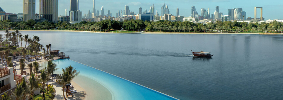 Park Hyatt Dubai Lagoon Pool mit Blick auf Skyline