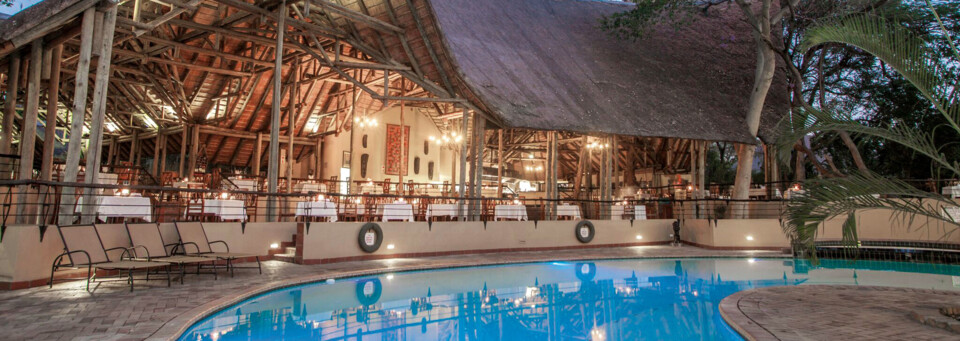 Restaurant und Pool, Chobe Safari Lodge, Kasane