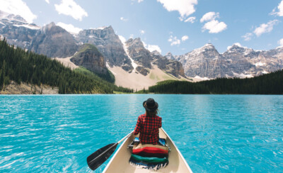 Kanufahrerin im Banff Nationalpark