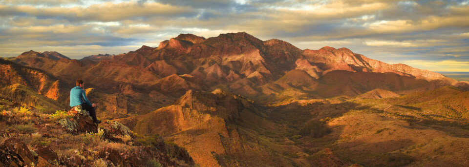 Mann mit Blick über die Flinders Ranges