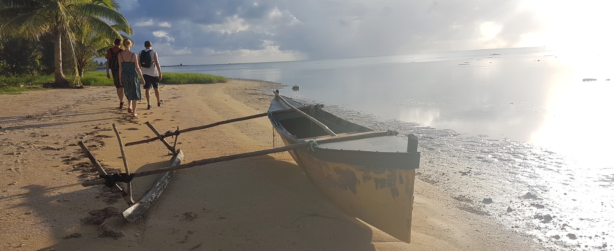 Cook Inseln Reisebericht - Traditionelles Boot am Strand